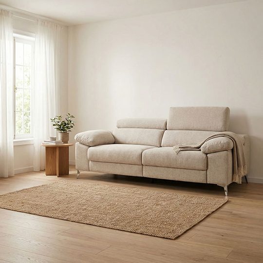 Sofá Solaris con mesa auxiliar junto a una ventana
