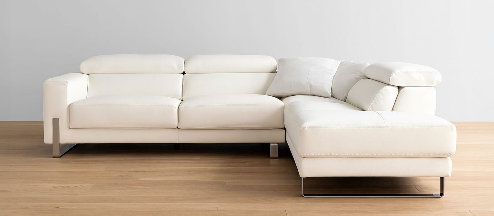 Sofá con chaise longue de Mundisofá en un salón